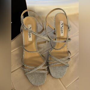 NINA ANNA SILVER METALLIC MID-HEEL SANDALS